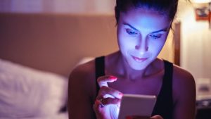 تأثیر نور آبی نمایشگرها بر سلامت پوست